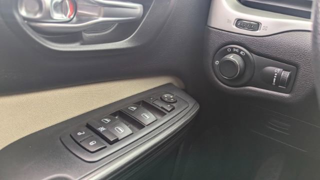 Used 2016 Jeep Cherokee Sport image 29