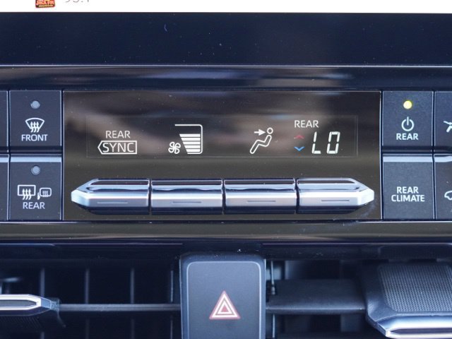 Used 2024 Toyota Highlander XLE AWD/4WD image 32