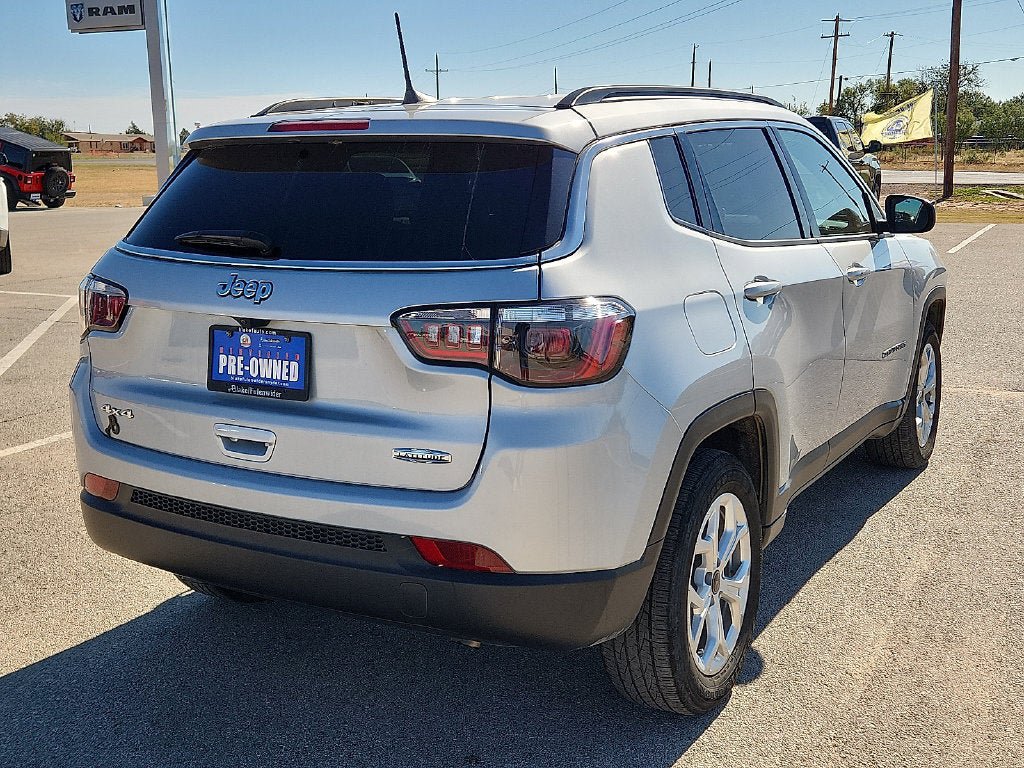 Used 2025 Jeep Compass Latitude AWD/4WD image 4