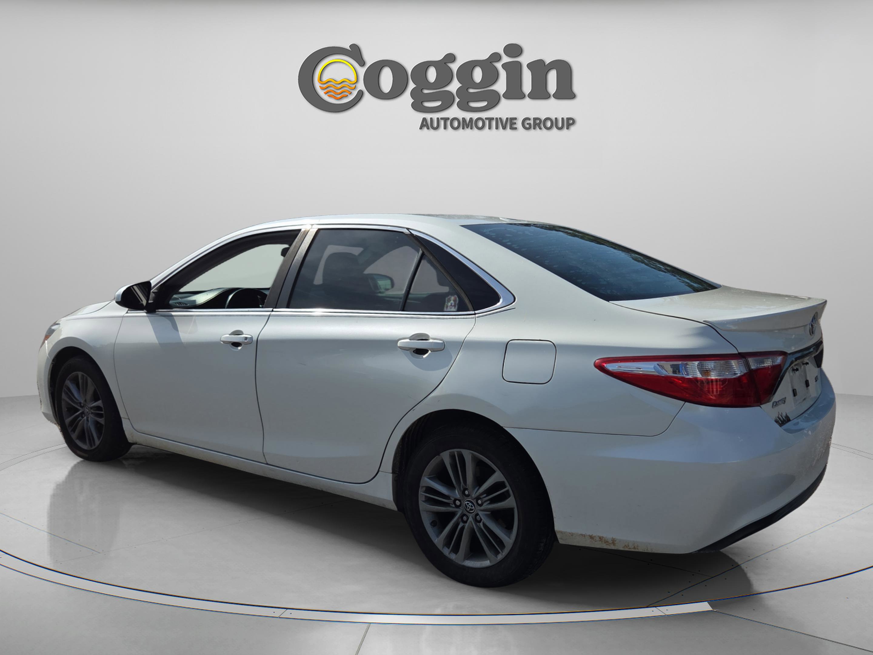 Used 2015 Toyota Camry SE w/ Moonroof Package FWD image 3