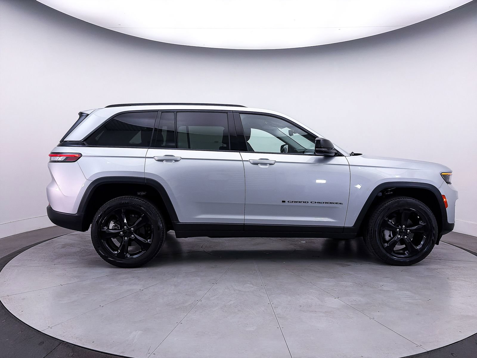 Used 2023 Jeep Grand Cherokee Limited w/ Black Appearance Package AWD/4WD image 41