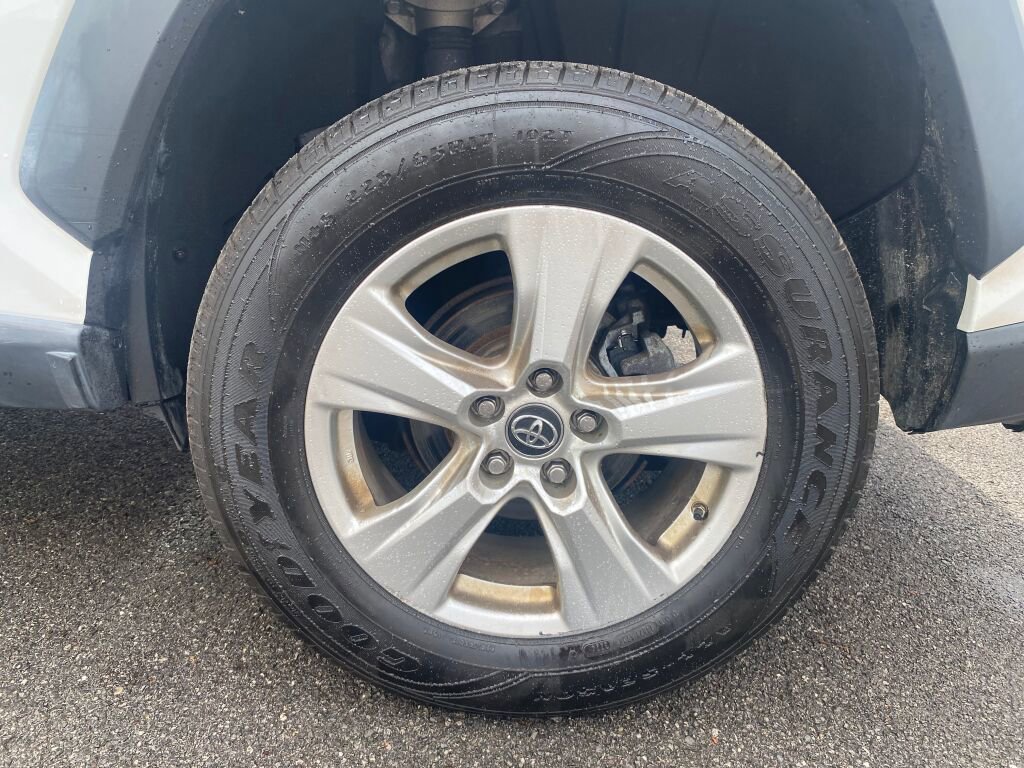 Used 2020 Toyota RAV4 LE w/ Carpet Mat Package image 29