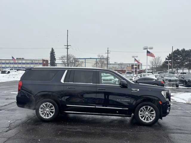 Used 2023 GMC Yukon XL SLT w/ SLT Premium Package image 4