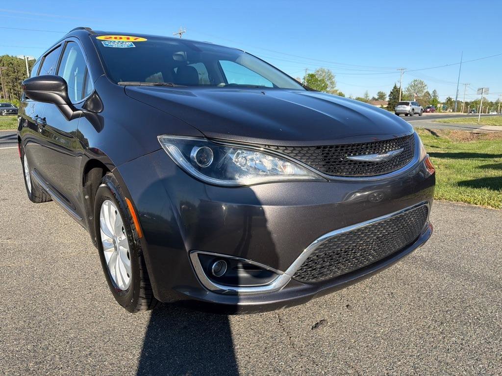 Used 2017 Chrysler Pacifica Touring-L image 2