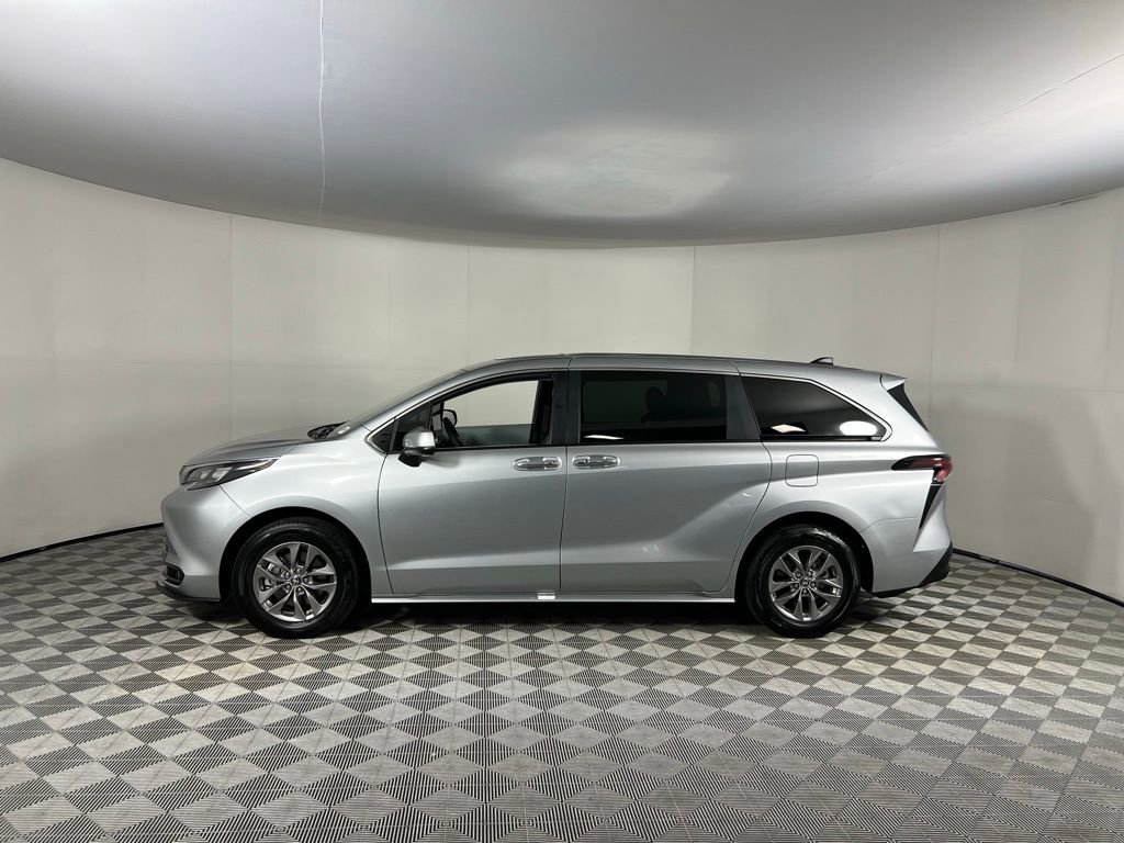 Used 2025 Toyota Sienna XLE image 10