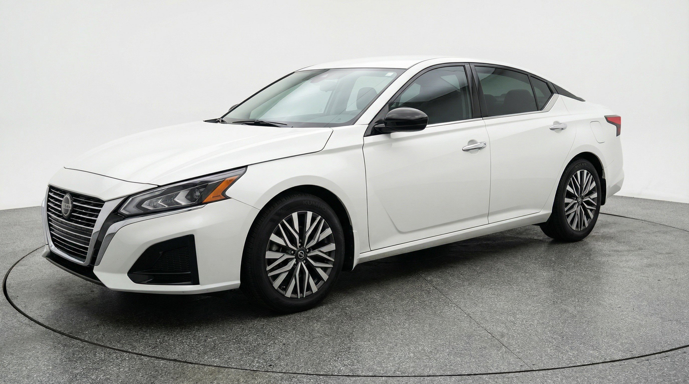 Used 2025 Nissan Altima 2.5 SV image 3