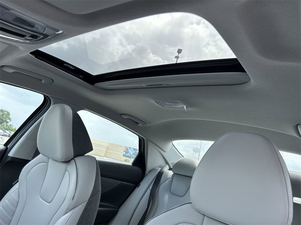 New 2025 Hyundai Elantra Limited image 23