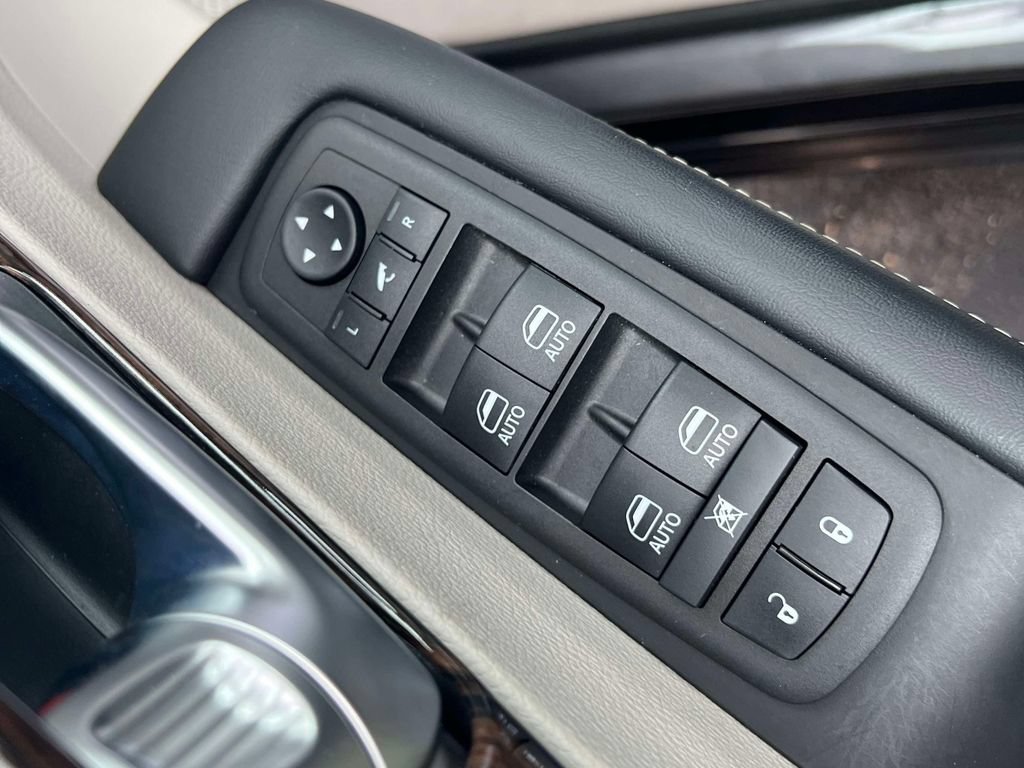 Used 2023 Chrysler Pacifica Limited FWD image 18