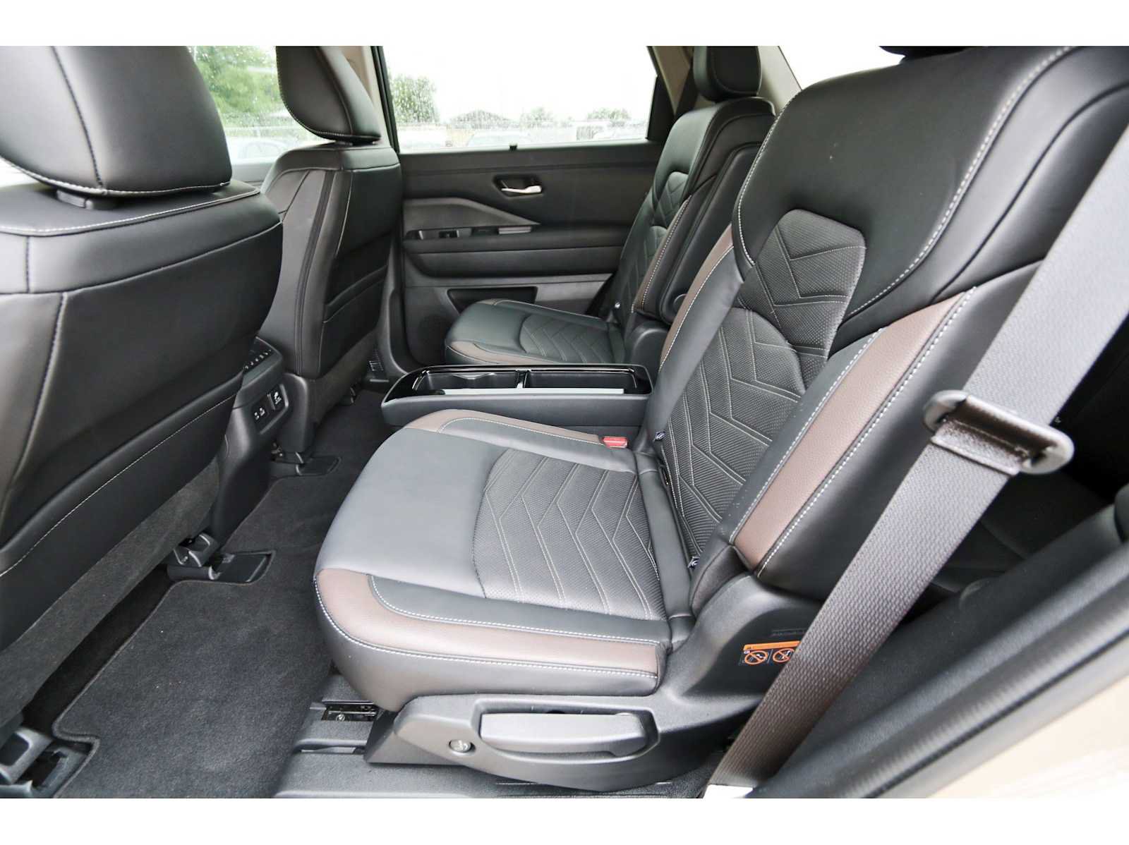 Used 2024 Nissan Pathfinder Platinum FWD image 12