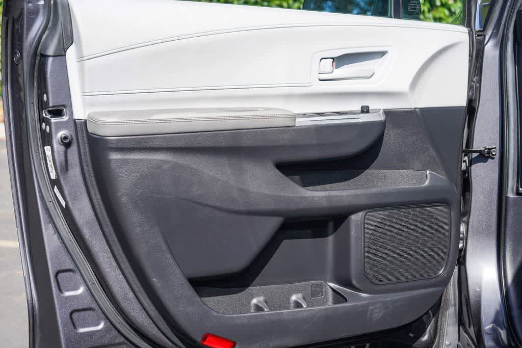 Used 2025 Toyota Sienna LE FWD image 21