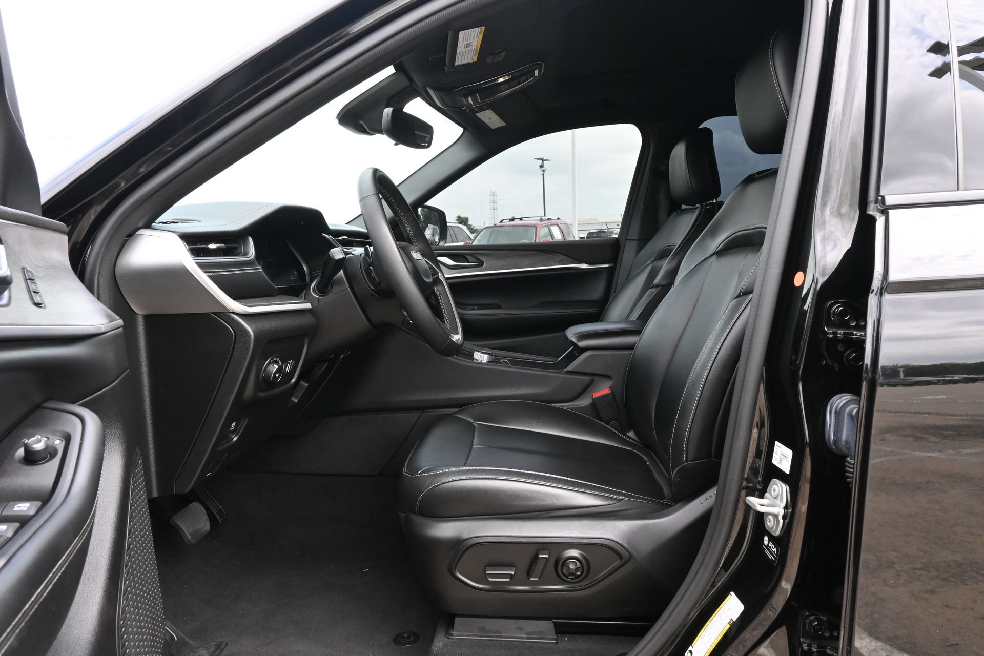 Used 2024 Jeep Grand Cherokee L Limited w/ Black Appearance Package AWD/4WD image 19