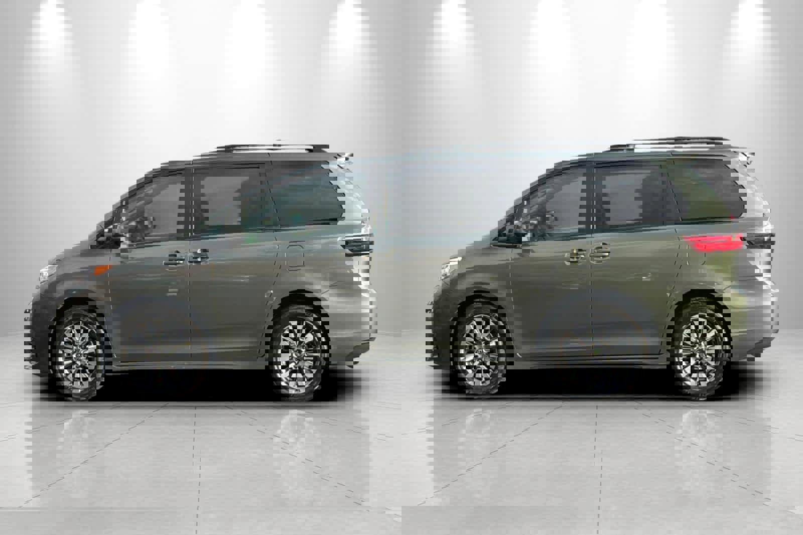 Used 2020 Toyota Sienna LE image 5