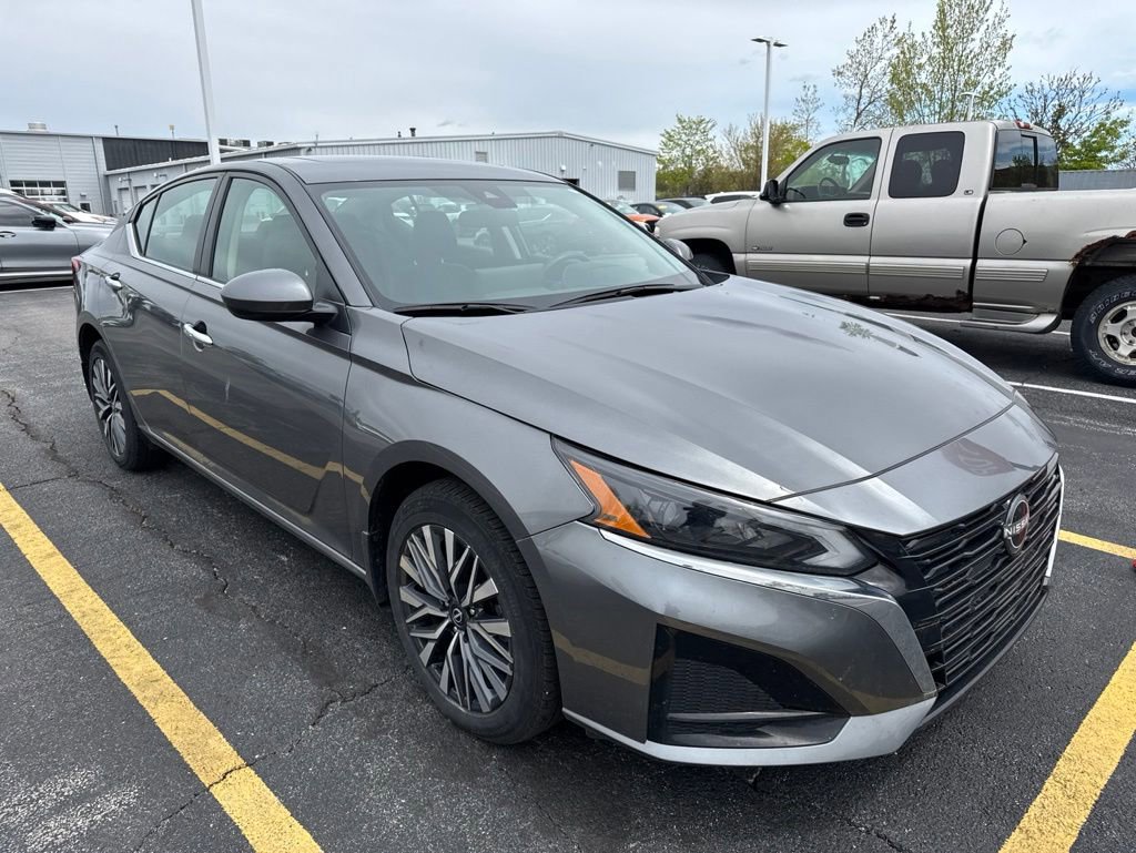 Certified 2023 Nissan Altima 2.5 SV w/ SV Premium Package AWD/4WD image 3