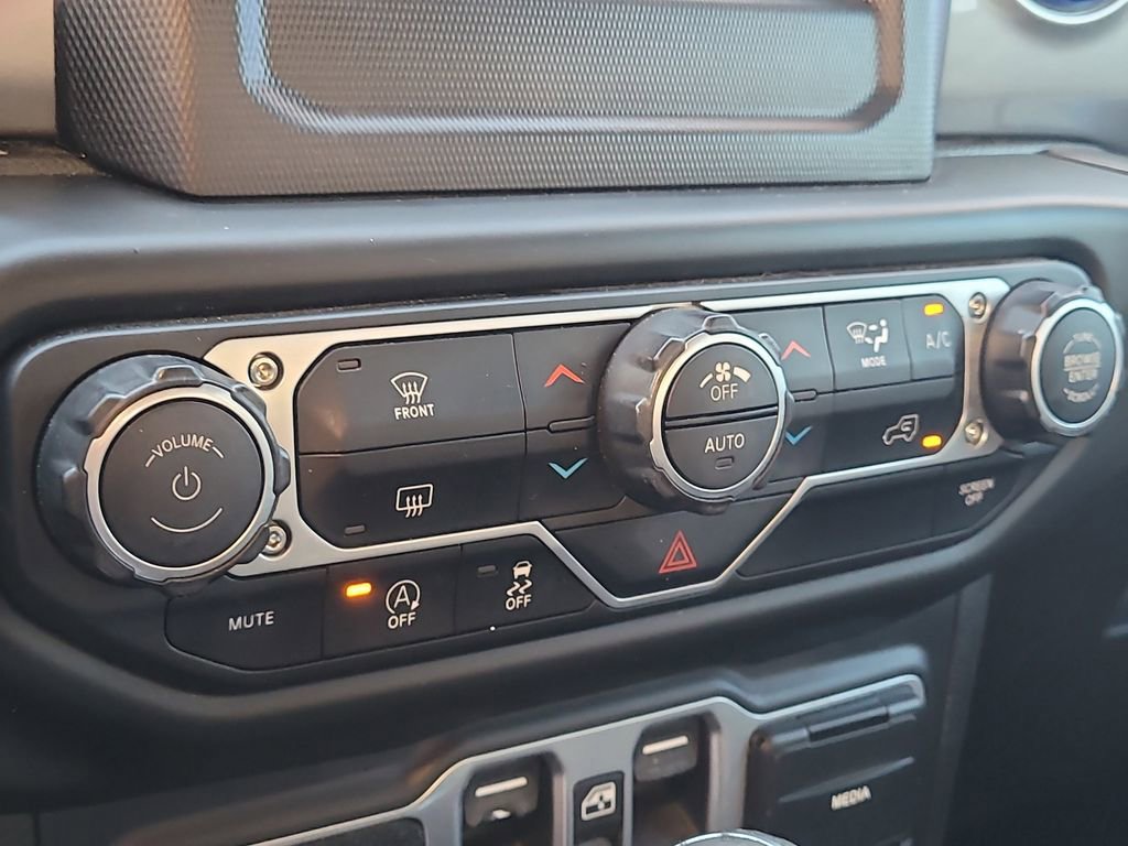 Used 2018 Jeep Wrangler Unlimited Sahara image 22