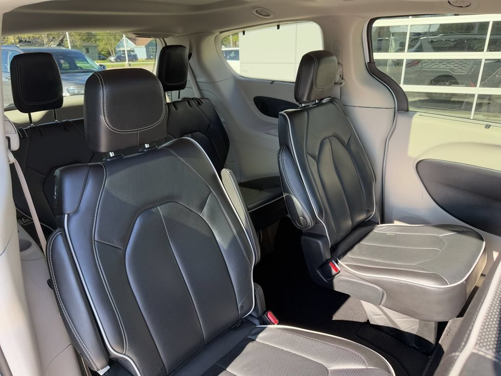 Used 2023 Chrysler Pacifica Limited FWD image 43