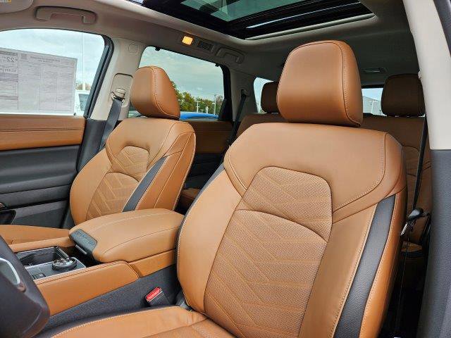 New 2025 Nissan Pathfinder Platinum w/ Black Appearance Package image 16