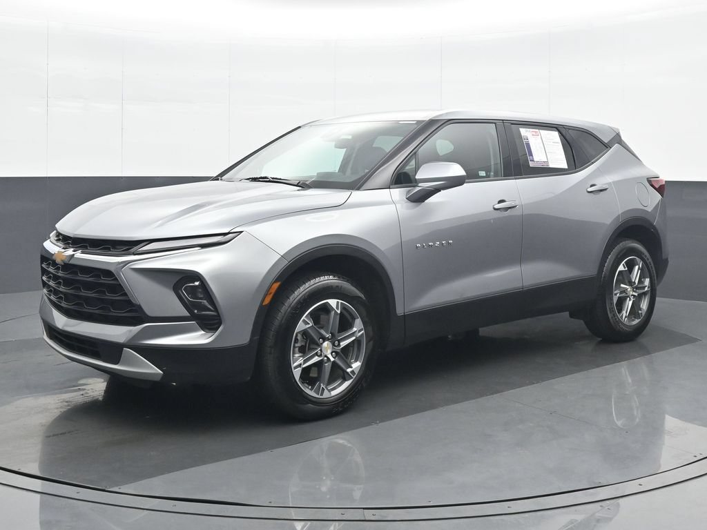 Used 2025 Chevrolet Blazer LT FWD image 2