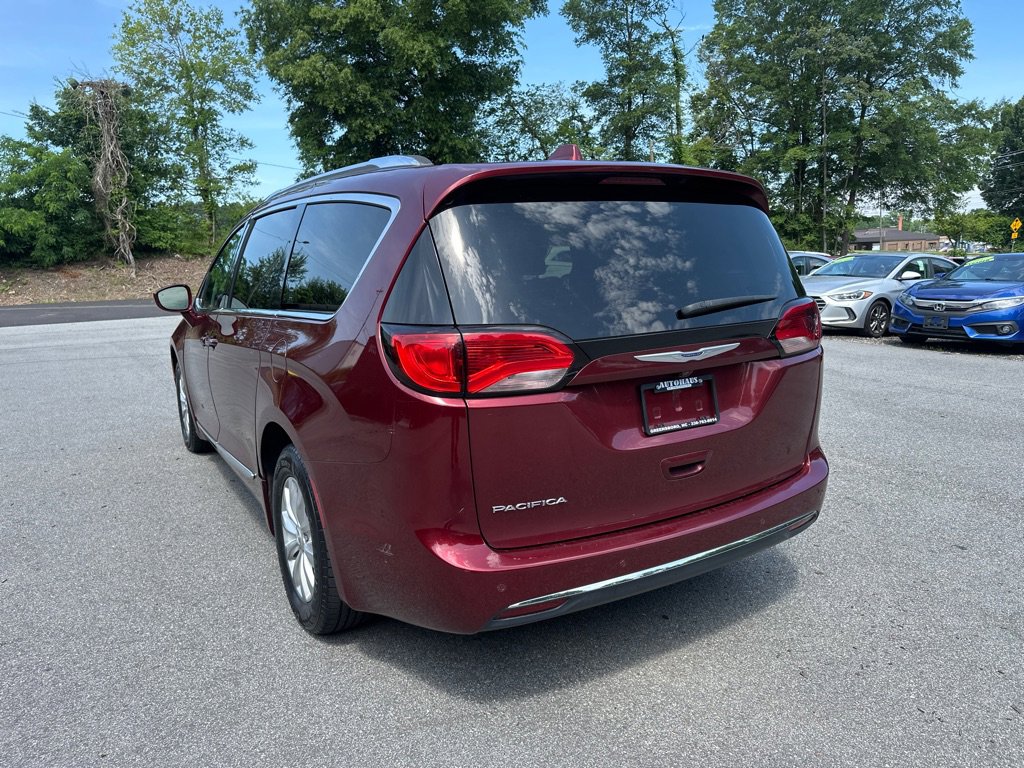 Used 2019 Chrysler Pacifica Touring-L image 5