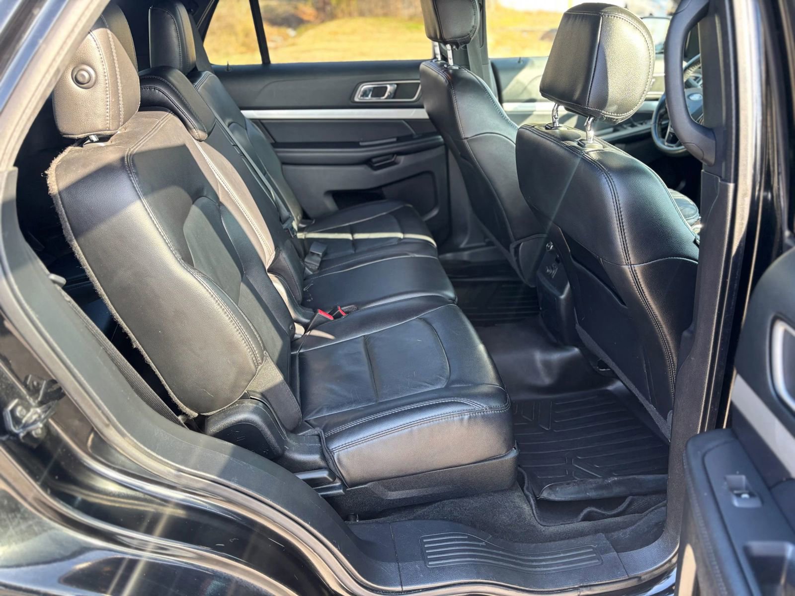 Used 2017 Ford Explorer XLT w/ Equipment Group 202A AWD/4WD image 15