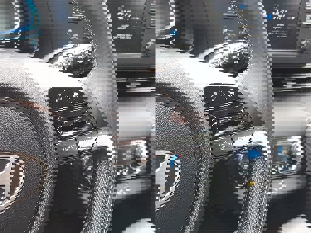 Certified 2025 Hyundai Elantra Sport image 18