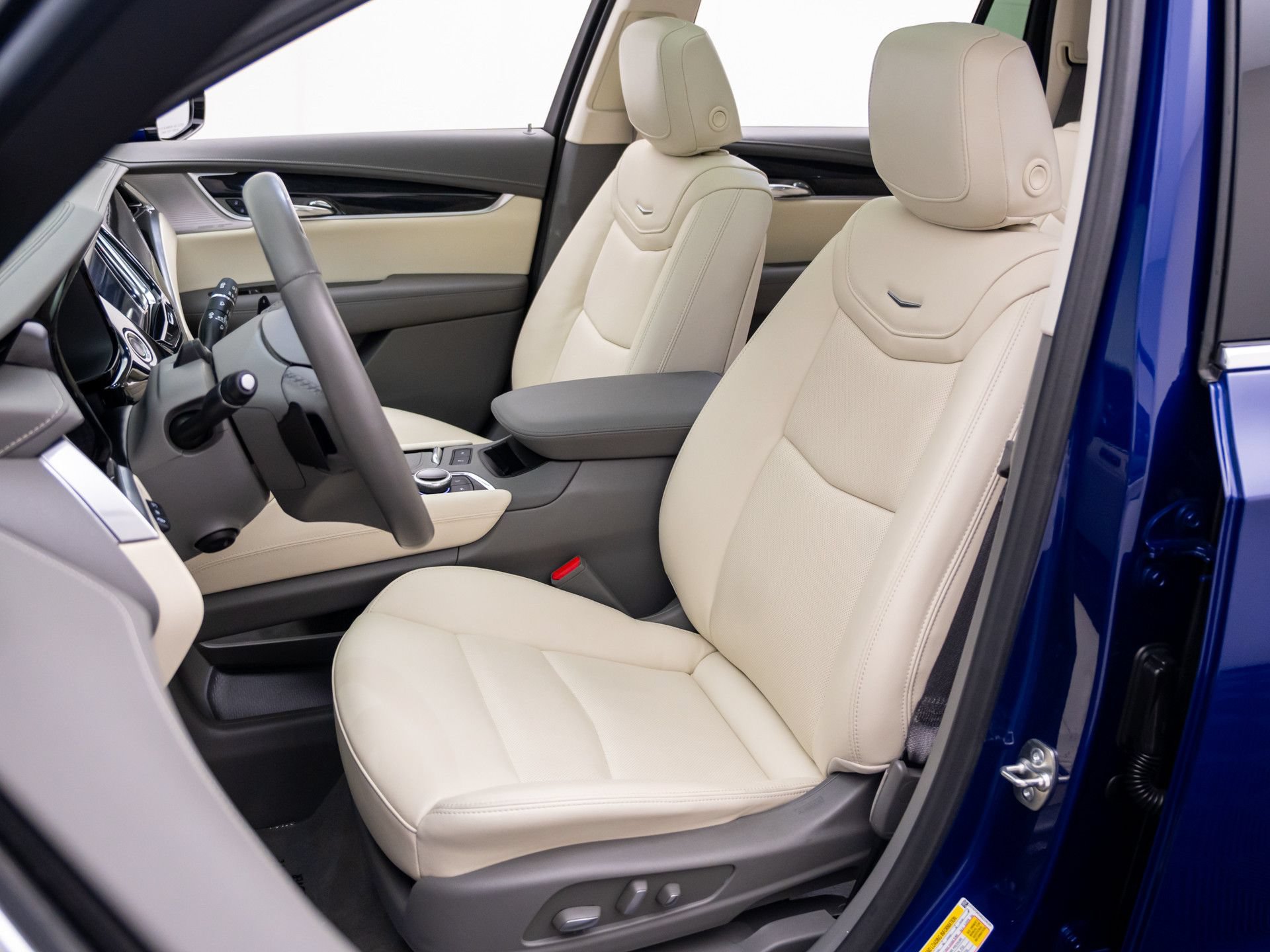 Used 2025 Cadillac XT6 Premium Luxury w/ Technology Package AWD/4WD image 20