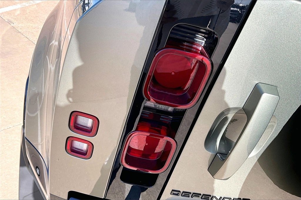 Certified 2025 Land Rover Defender 110 X-Dynamic SE image 31