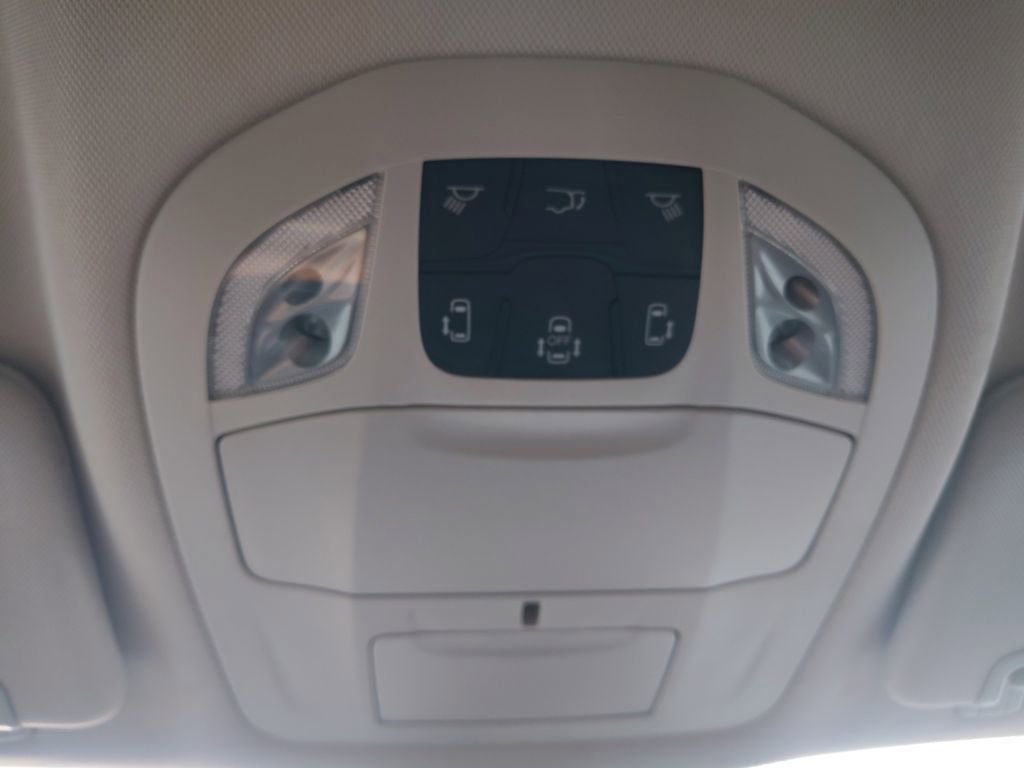 Used 2023 Chrysler Pacifica Touring-L image 7