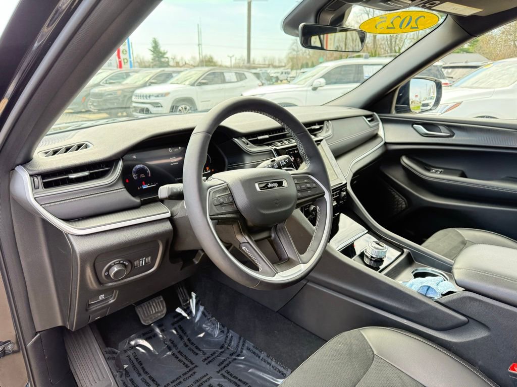 Used 2025 Jeep Grand Cherokee Altitude image 15