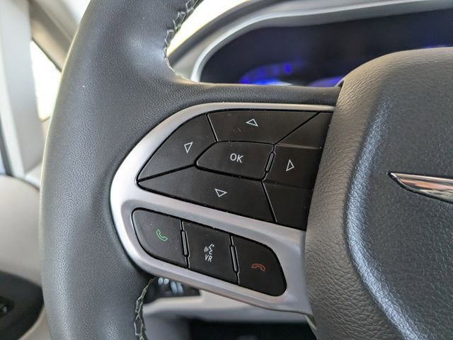 Used 2023 Chrysler Pacifica Touring-L FWD image 18