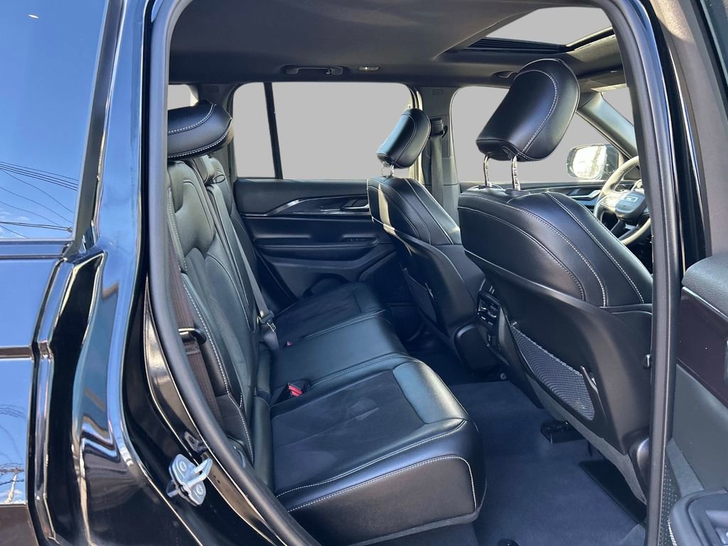 Used 2023 Jeep Grand Cherokee Altitude image 17