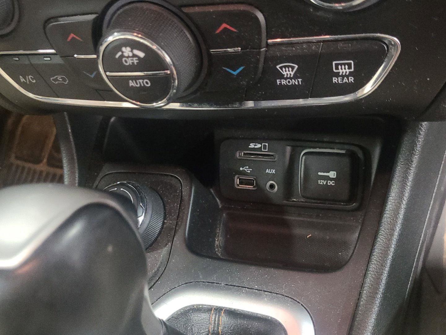 Used 2015 Jeep Cherokee Limited w/ Trailer Tow Group image 17