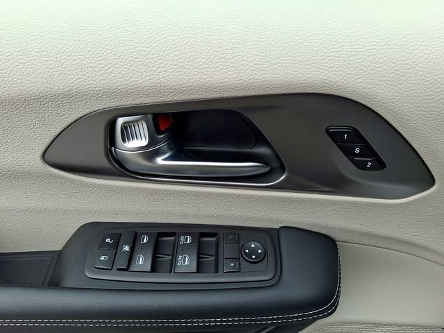 Used 2023 Chrysler Pacifica Touring-L FWD image 11