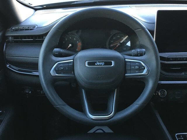 Used 2022 Jeep Compass Latitude image 9