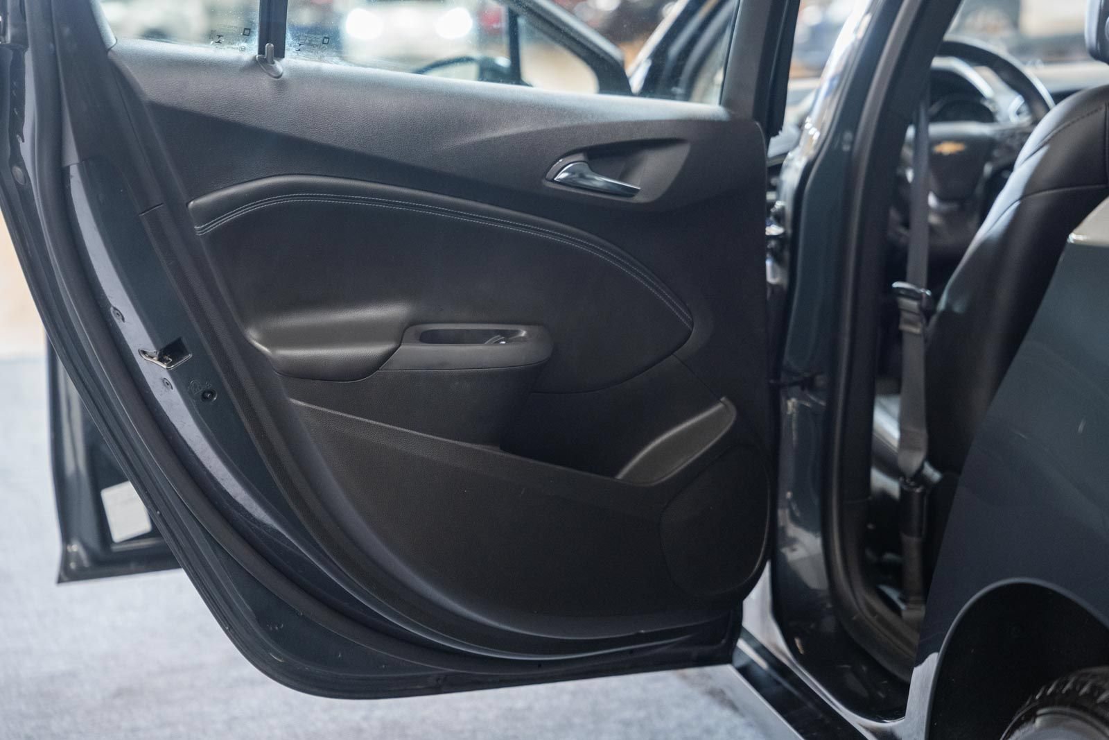 Used 2018 Chevrolet Cruze Premier FWD image 39