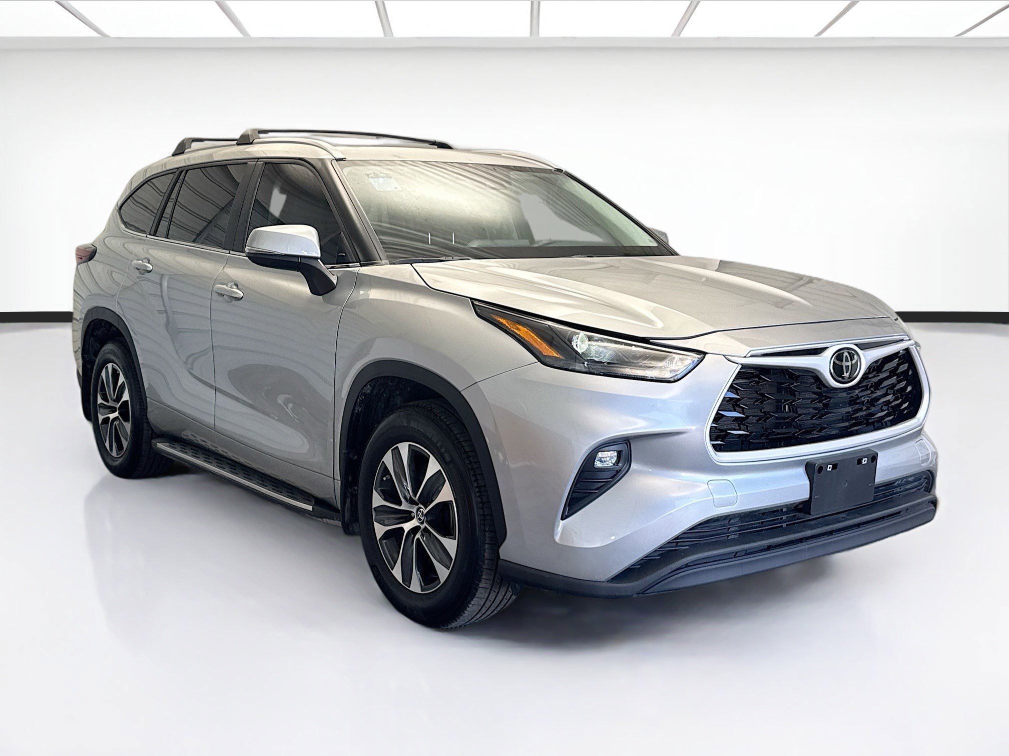 Used 2024 Toyota Highlander XLE image 3