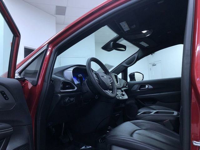 Used 2025 Chrysler Pacifica Select image 11