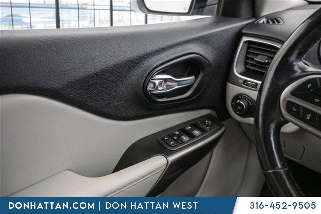 Used 2021 Jeep Cherokee Latitude Lux w/ Comfort/Convenience Group image 19