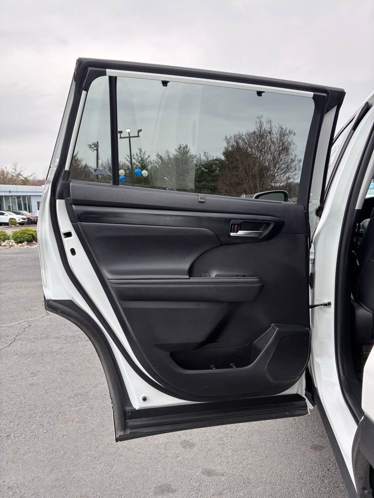 Used 2023 Toyota Highlander XLE AWD/4WD image 44