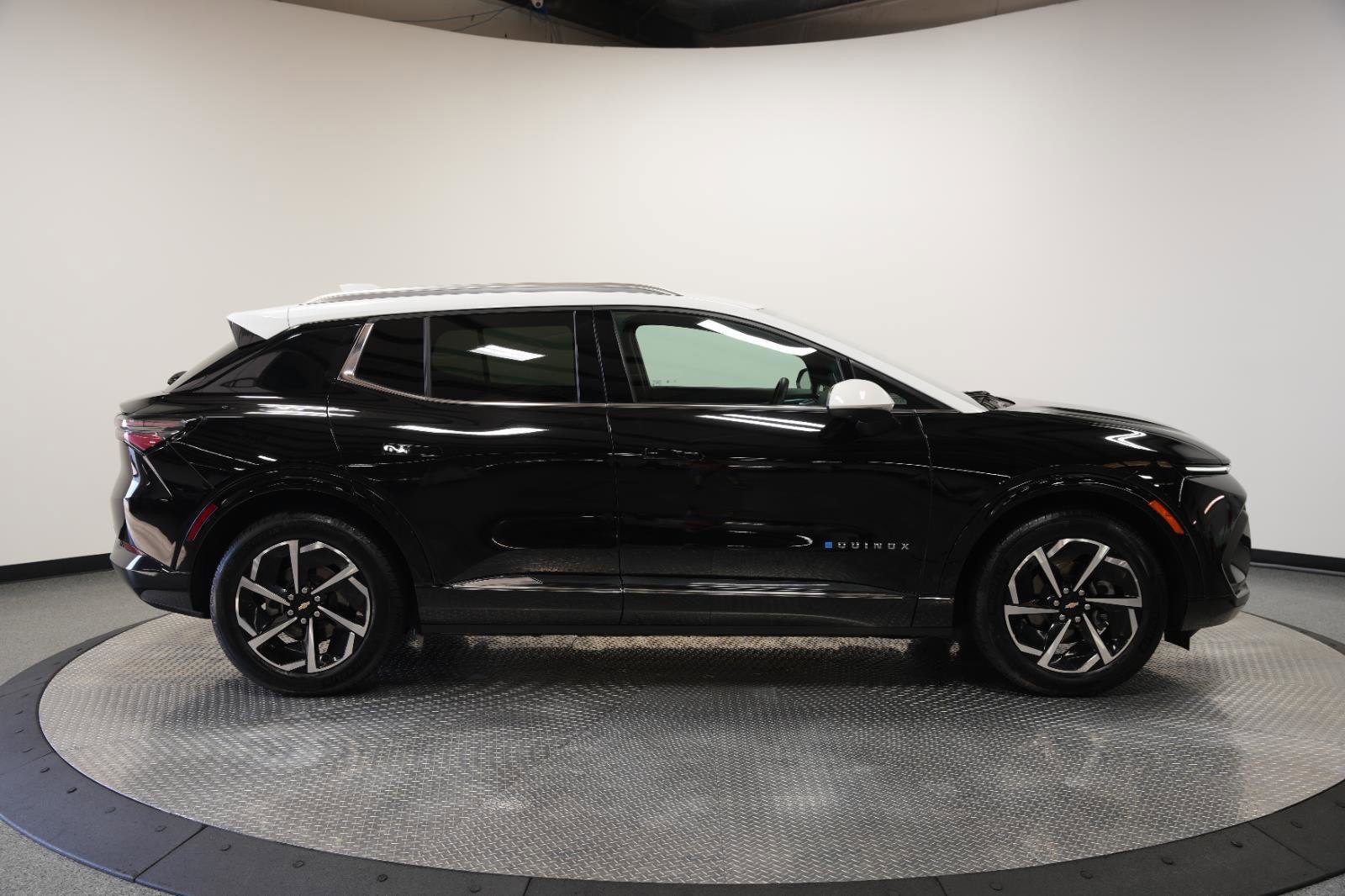 Used 2025 Chevrolet Equinox EV LT w/ Convenience Package image 8