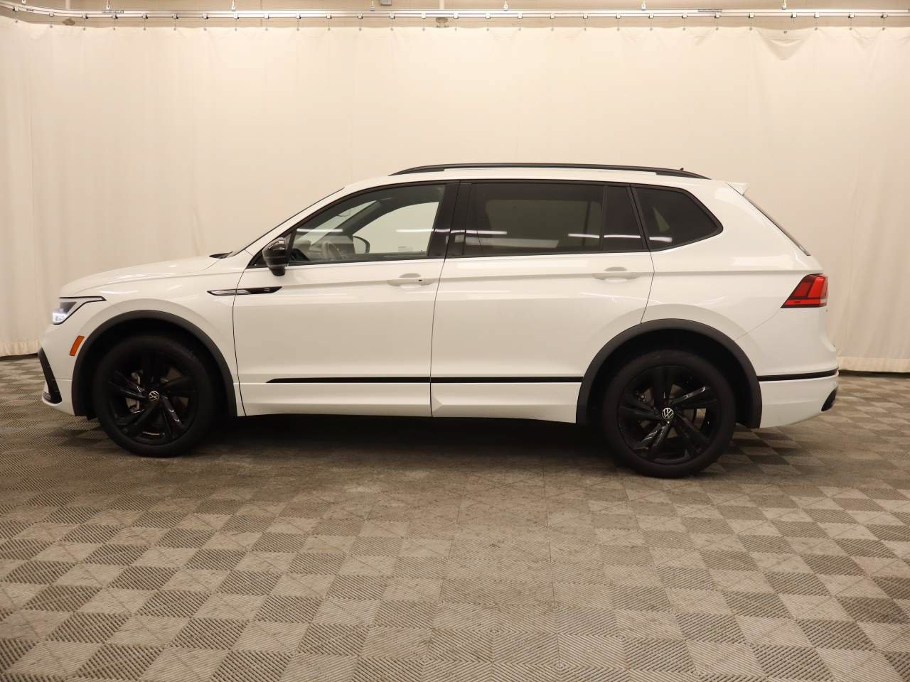 Used 2023 Volkswagen Tiguan SE R-Line FWD image 2