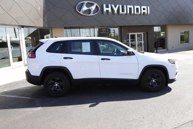 Used 2019 Jeep Cherokee Sport FWD image 2