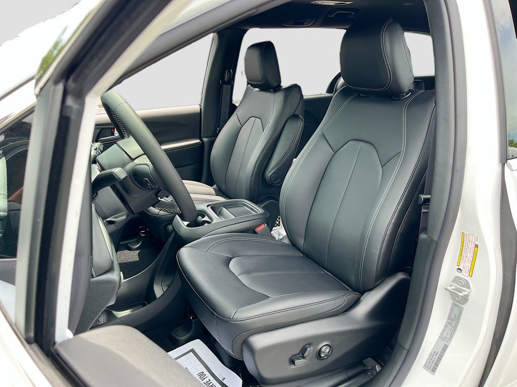 New 2027 Chrysler Pacifica Select FWD image 17