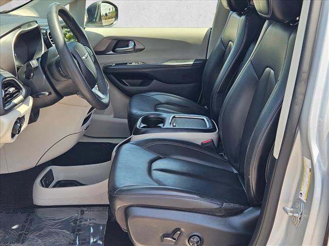 Used 2023 Chrysler Pacifica Touring-L FWD image 15