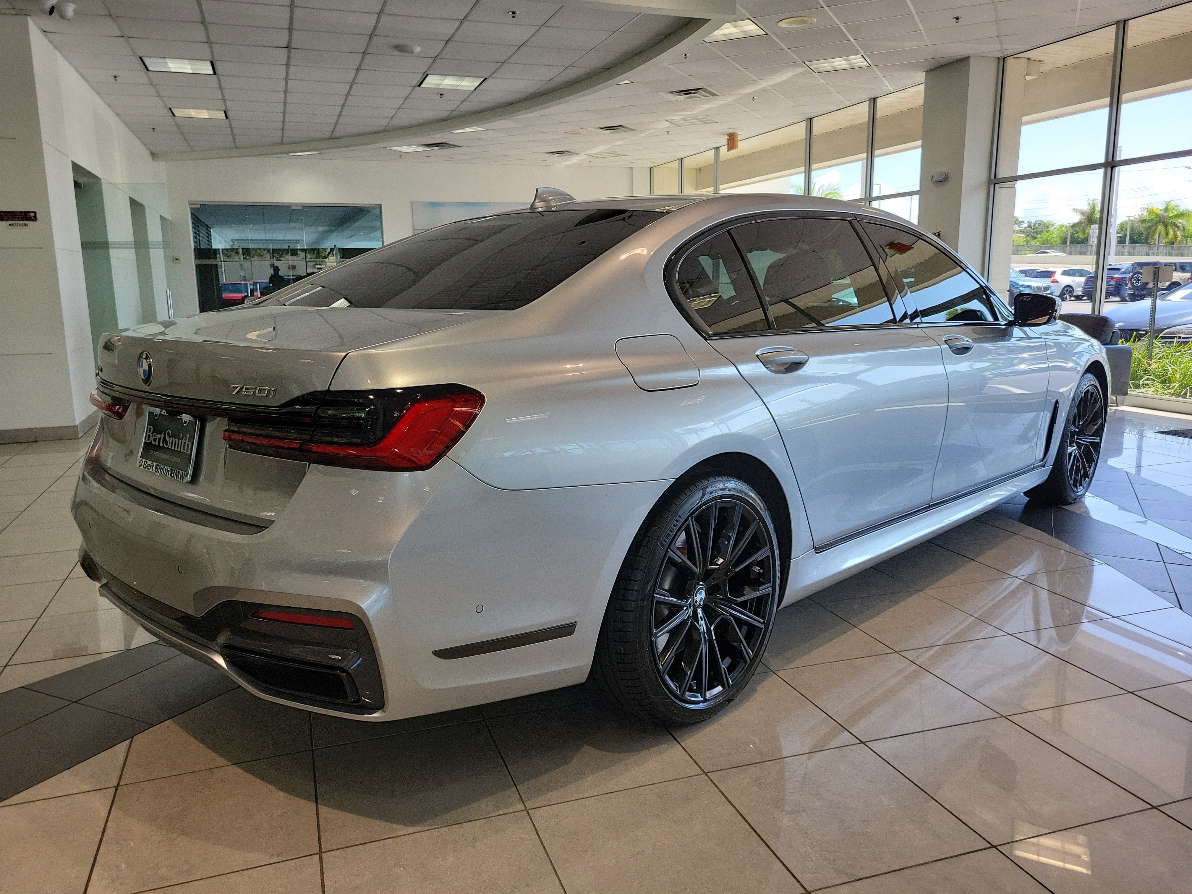 Used 2022 BMW 750i xDrive w/ Luxury Rear Seating Package AWD/4WD image 3
