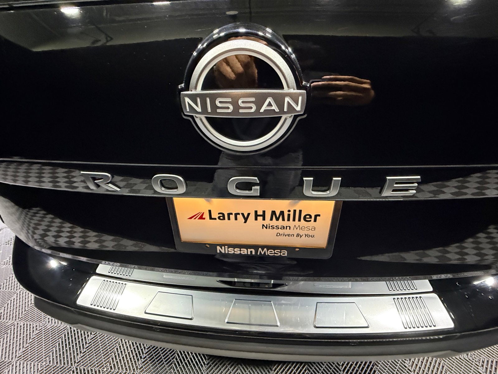 Used 2025 Nissan Rogue SV w/ SV Premium Package image 24