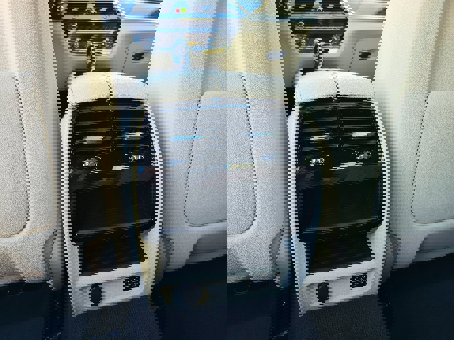 Used 2021 BMW 530e w/ Parking Assistance Package image 33