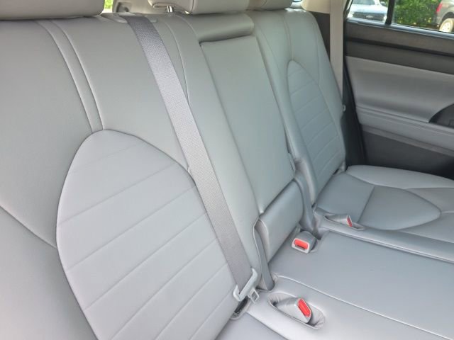 Used 2022 Toyota Highlander XLE AWD/4WD image 11