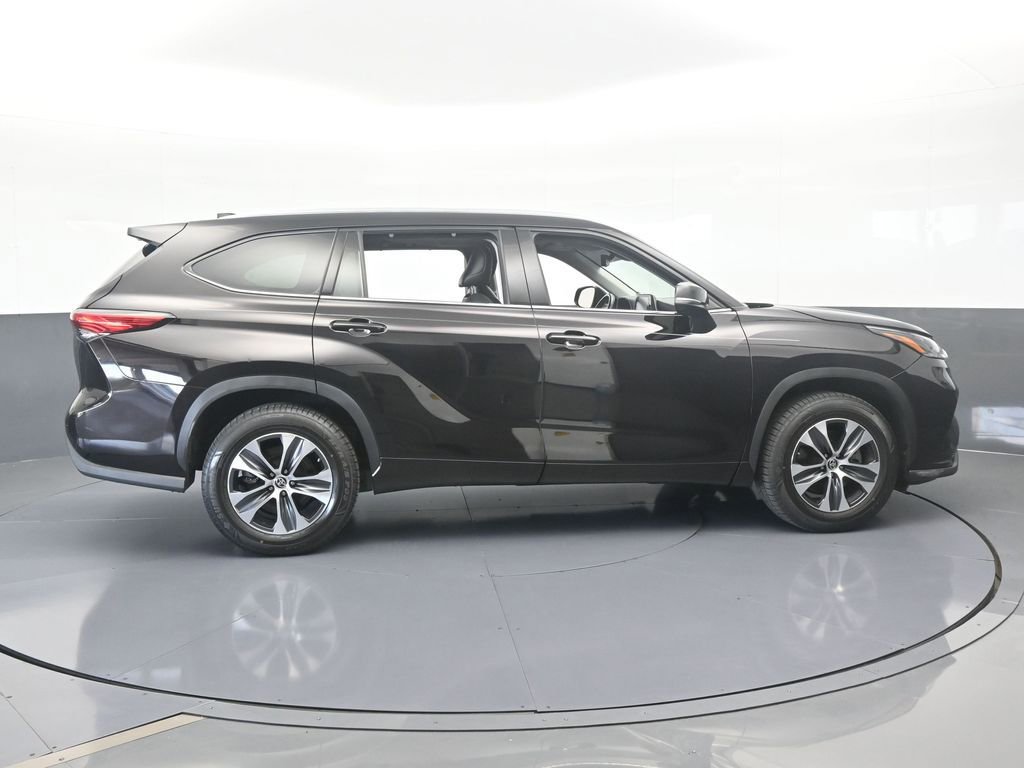 Used 2021 Toyota Highlander XLE image 7