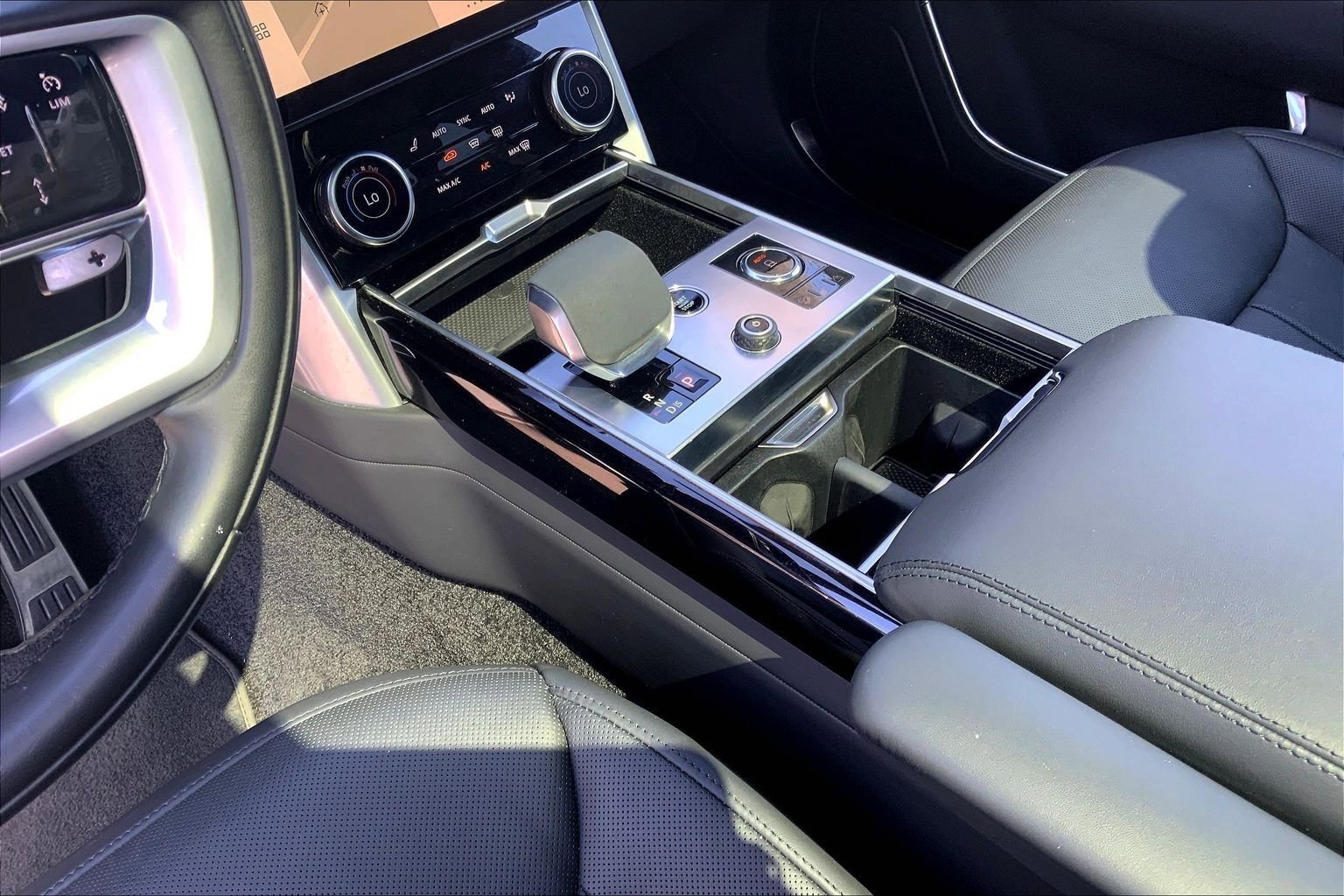 Used 2023 Land Rover Range Rover SE image 16