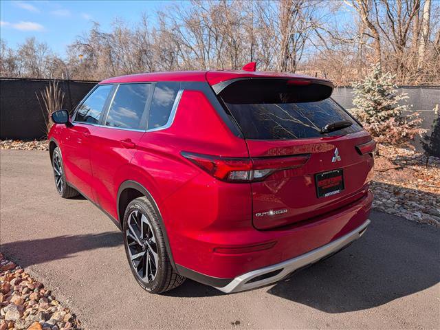 Used 2024 Mitsubishi Outlander SE image 3
